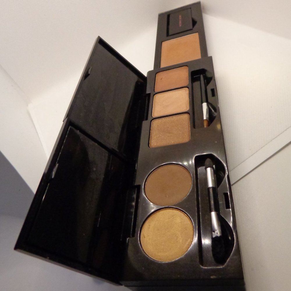 Victoria's Secret Color in Bloom "Nude Palette" Eye color/lip color/ blush